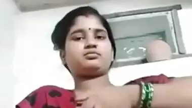 Desi CUteee wife cheeting hubby n showing boobs