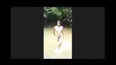 Fsiblog – Desi girl totally nude while outdoor bath on river MMS