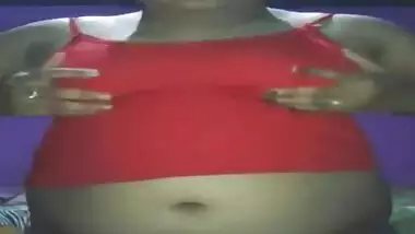 Desi bhabhi huge boob show