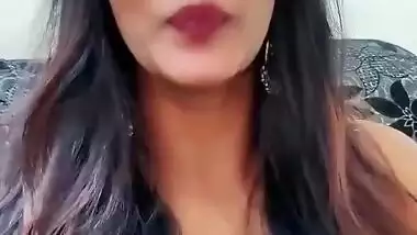 Meera Mithun Sexy Cleavage Clip