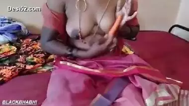 DIRTY HOUSE WIFE FUCK HER PUSSY WITH A CARROT