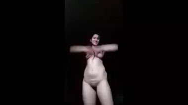 Desi bhabi showing her nude body