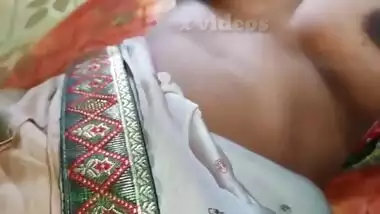 Desi couple gets horny in the park and fuck