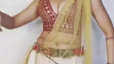 SOFIA ANSARI STUNNING IN TRADITIONAL CHOLI CLEAVAGE