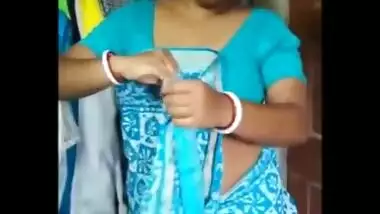 bubbly delhi housewife bhabhi disha roy bubbly navel and cleavage expose in blue sare