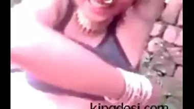 Marwardi aunty exposing her boobs and chut fingered