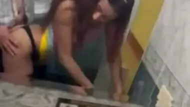 Cogiendo con desconocida sin condon en una fiesta familiar