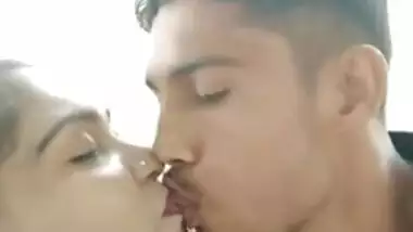 Desi slut loves the way macho man shoves tongue in her XXX mouth