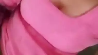 Wife in pink invites Indian viewers to watch solo XXX show with sex toy