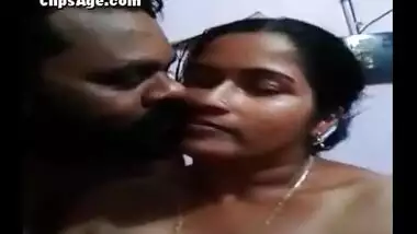 South Indian aunt with hubby extended hot MMS video in bathroom