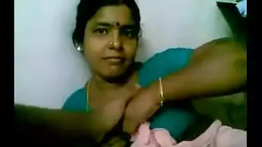 Big boobs Indian bhabhi feeling shy to expose boobs