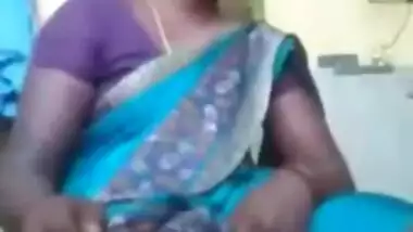 Indian aunty shows what she has got under sari in homemade XXX video