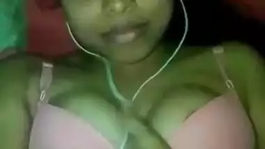 Desi cute girl show her big boob