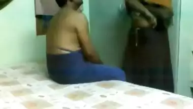 Desi masseuse fondles XXX cock and gets quickly penetrated in Bhabhi porn