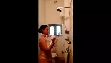 Amateur Desi woman carefully washes naked XXX body in the bathroom