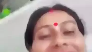 Assame Boudi showing her nude buttery pussy