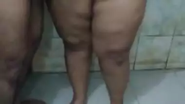 Pati Ke Dost Ke Sath Bathroom Mein Choda - Hindi Sex