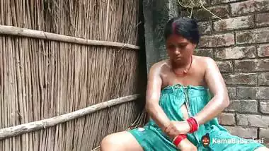 Nude Bhabhi gives a blowjob to her Devar in a desi sex video