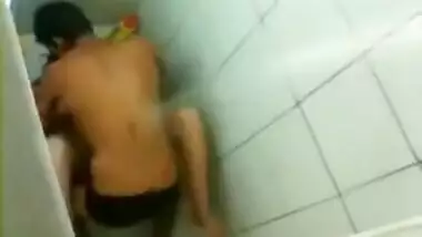 Hidden cam mms of Delhi college teen girl fuck in toilet