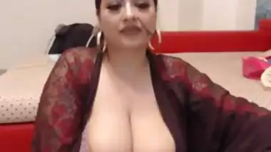 Big chubby Indian plays with her pussy on cam