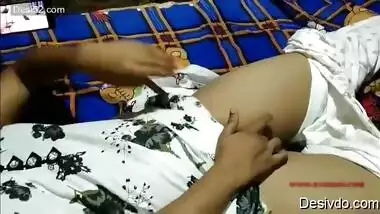 Desi village bhabi watch porn in mobile and fing her pussy