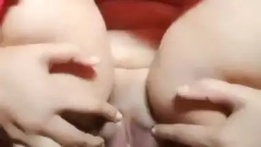 Lady puts a Banana in her cunt in Bangladeshi sex video