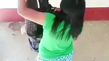 Girl caught giving blowjob n handjob to naukr beside home