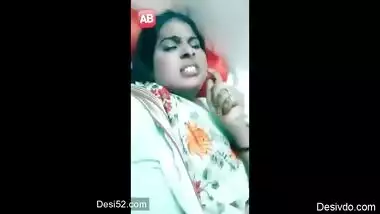 Desi sexy aunty show her boobs on apps