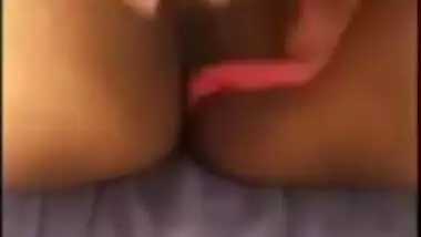 Sri Lankan In Girl Masturbating / කෙල්ල තනියෙන් සැප ගන්නවා