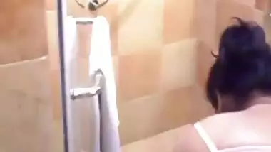 Pretty Desi housewife poses naked during chudai encounter in shower