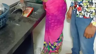 Bartan Dho Rahi Hai Andar Bai Are Muze Pani Pina Hai