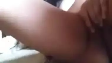 Solo XXX video of horny Desi wench satisfying pussy on the bed
