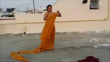 sexy bhabhi wearing saree