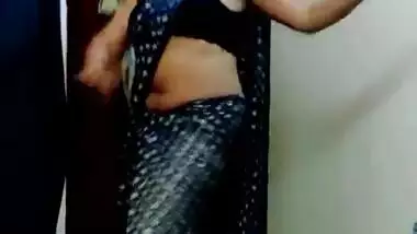 Hot Aunty in Bra and Saree