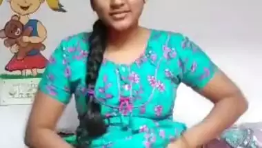 Desi hot girl Busty showing