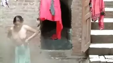 Desi Bhabhi Bathing 3 Clip Marged