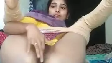 Indian college teen fingering vagina MMS