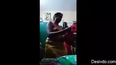 Swathi naidu romantic seducing while saree changing