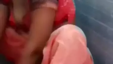 her hubby making video of bathing bhabhi