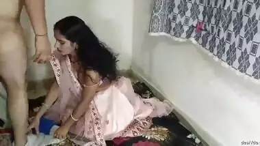 The servant fucks the Indian bride after seeing her alone in the room on their wedding