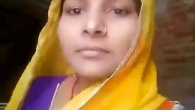 Dehati Indian lady flaunts her wet pussy