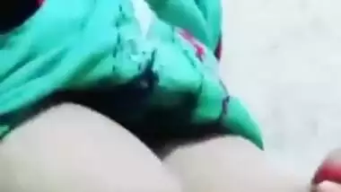 Sexy Desi Girl Showing her Boobs