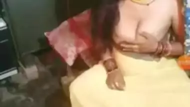 Cameraman doesn't miss a moment of Desi mom playing with her boobs