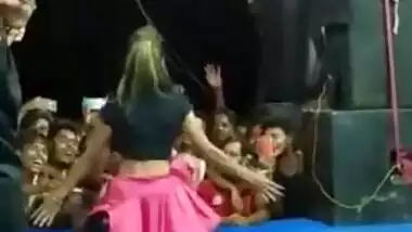 Lovely Indian performer got drunk and went out on the stage for dancing