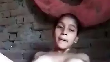 A desi nude Indian girl exposes her naked body in MMS