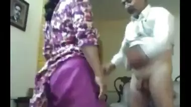 Mature Jaipur aunty home sex session leaked online!