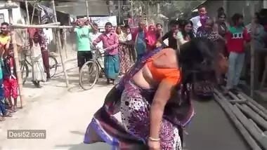 Desi village aunty sexy dance