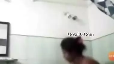 Today Exclusive-lankan Bhabhi Showing Her Bathing On Video Call