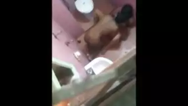 Bathroom me chudai hote pkda