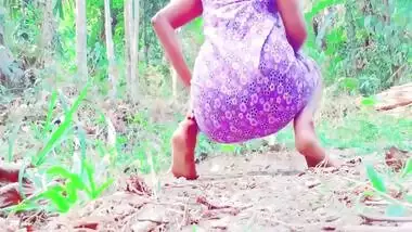 Sri Lankan In Crazy Lady Outdoor Pissing අල්ලපු ගෙදර පිස්සු අක්කා චූ දානවා